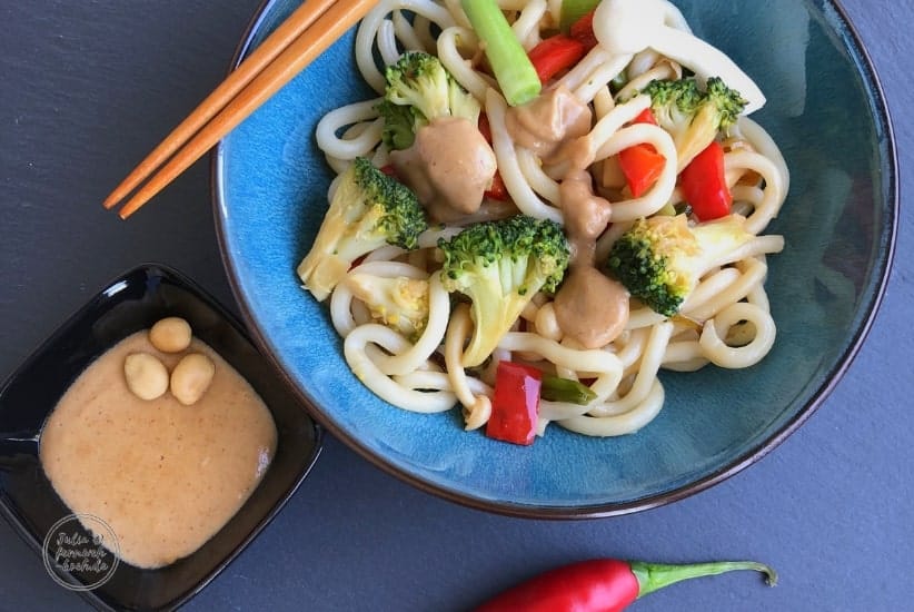 Udon-Nudeln mit Erdnusssoße