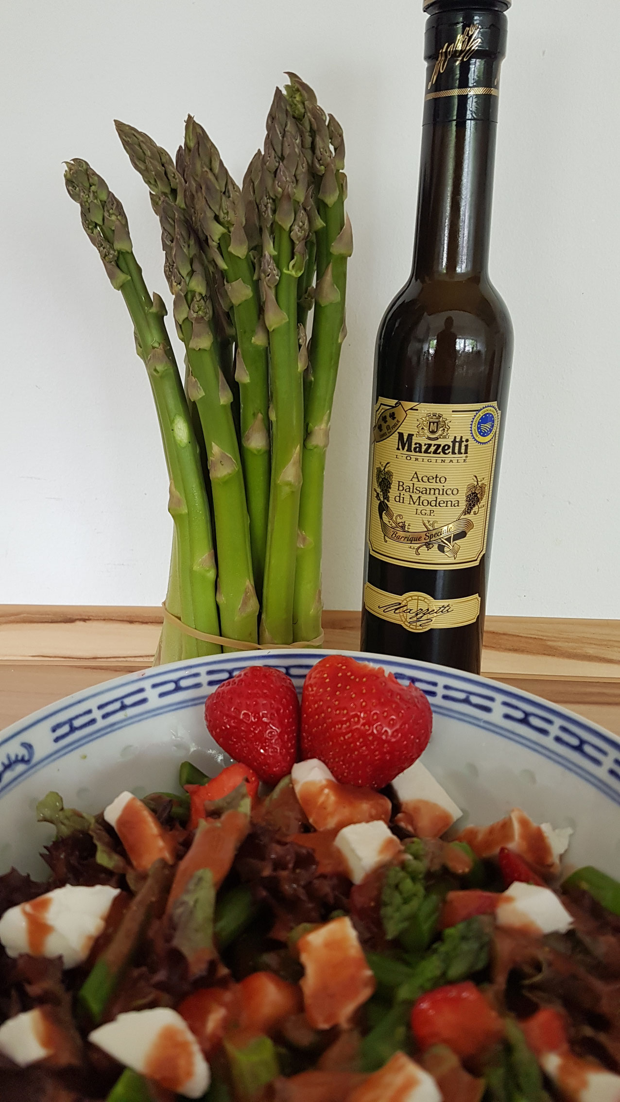 Spargelsalat mit Erdbeeren und Mozzarella an fruchtiger Vinaigrette.