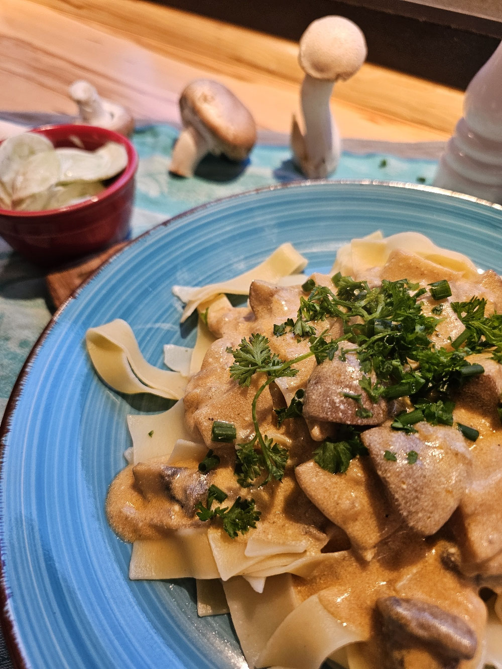 Cremiges Pilzgulasch auf Tagliatelle mit frischen Kräutern.