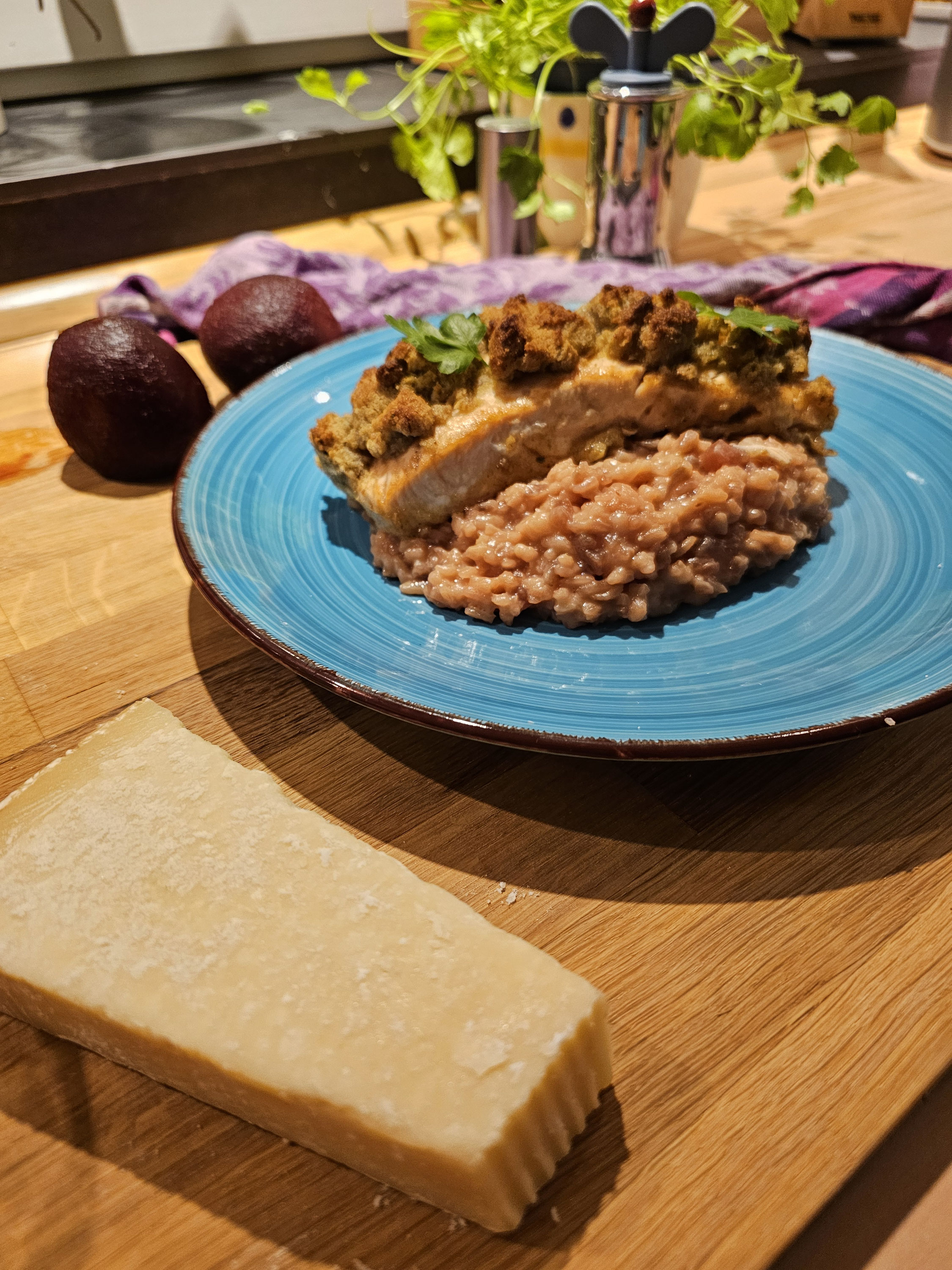 Lachsfilet mit knuspriger Wasabikruste auf Rote-Beete-Risotto.