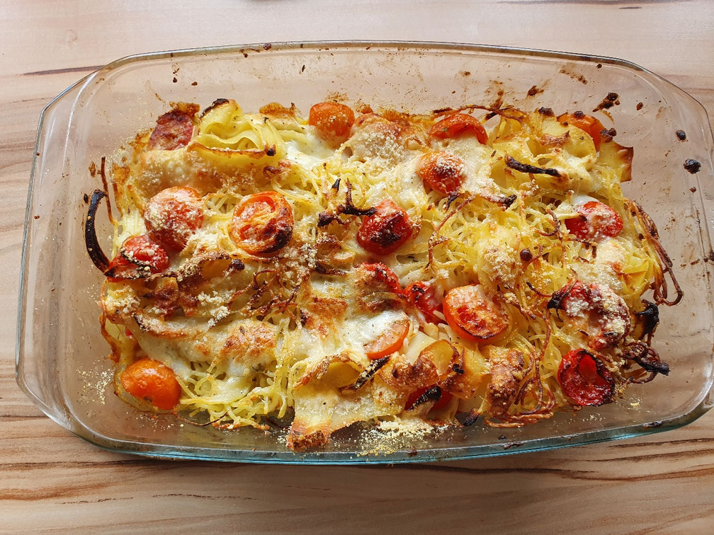 Überbackene Zitronen-Spaghetti mit Tomaten und Mozzarella.