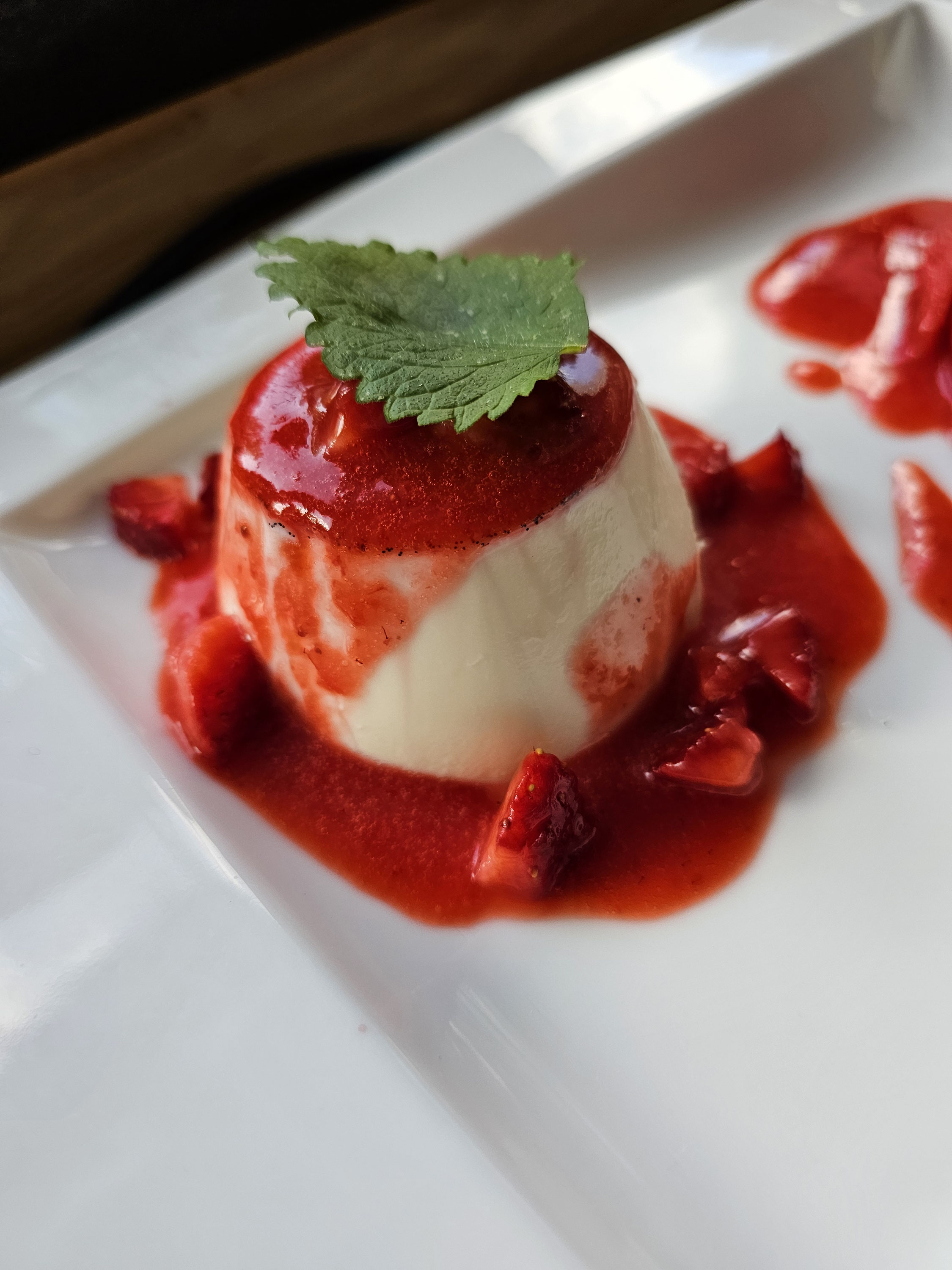 Cremige Panna Cotta mit frischer Fruchtsauce und Vanille