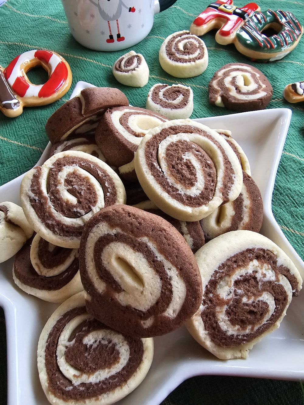 Schwarz-Weiß-Gebäck mit hellem und dunklem Teig.
