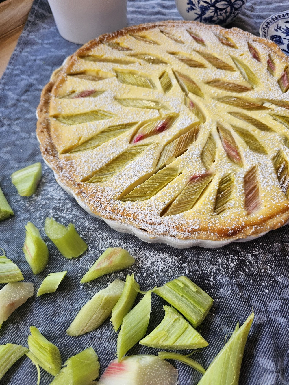 Goldene Rhabarbertarte mit Quarkfüllung.