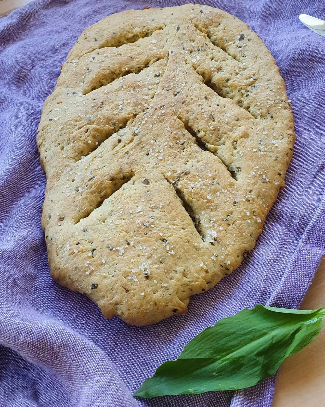 Goldbraune Bärlauch-Fougasse.
