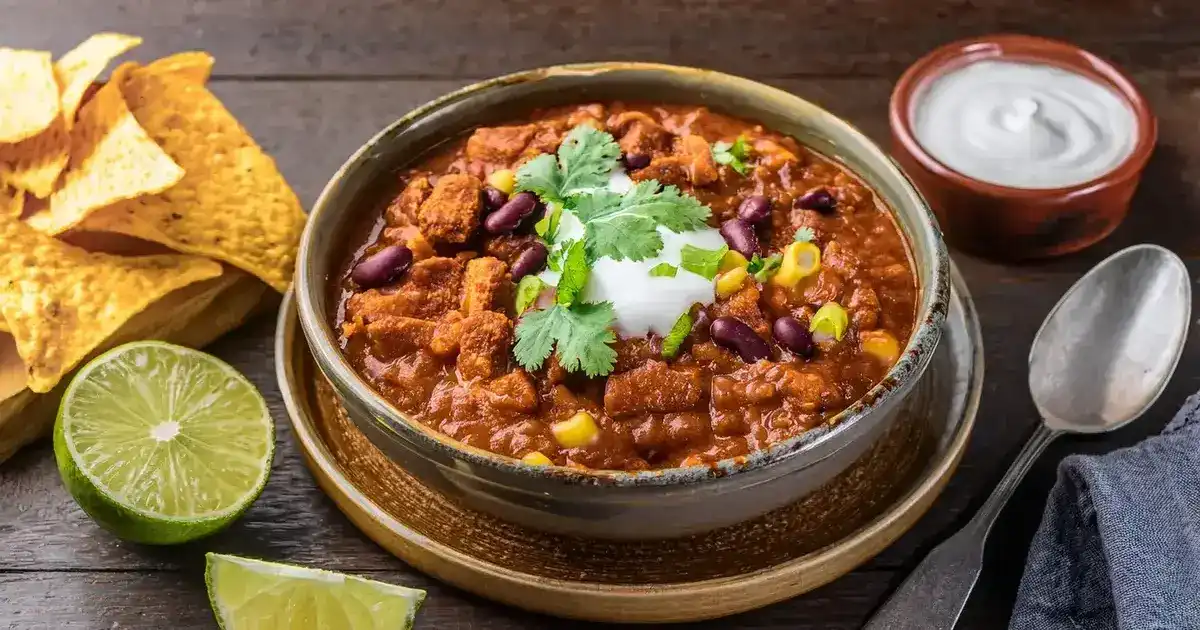 Tempeh Chili sin Carne mit Bohnen und Avocado