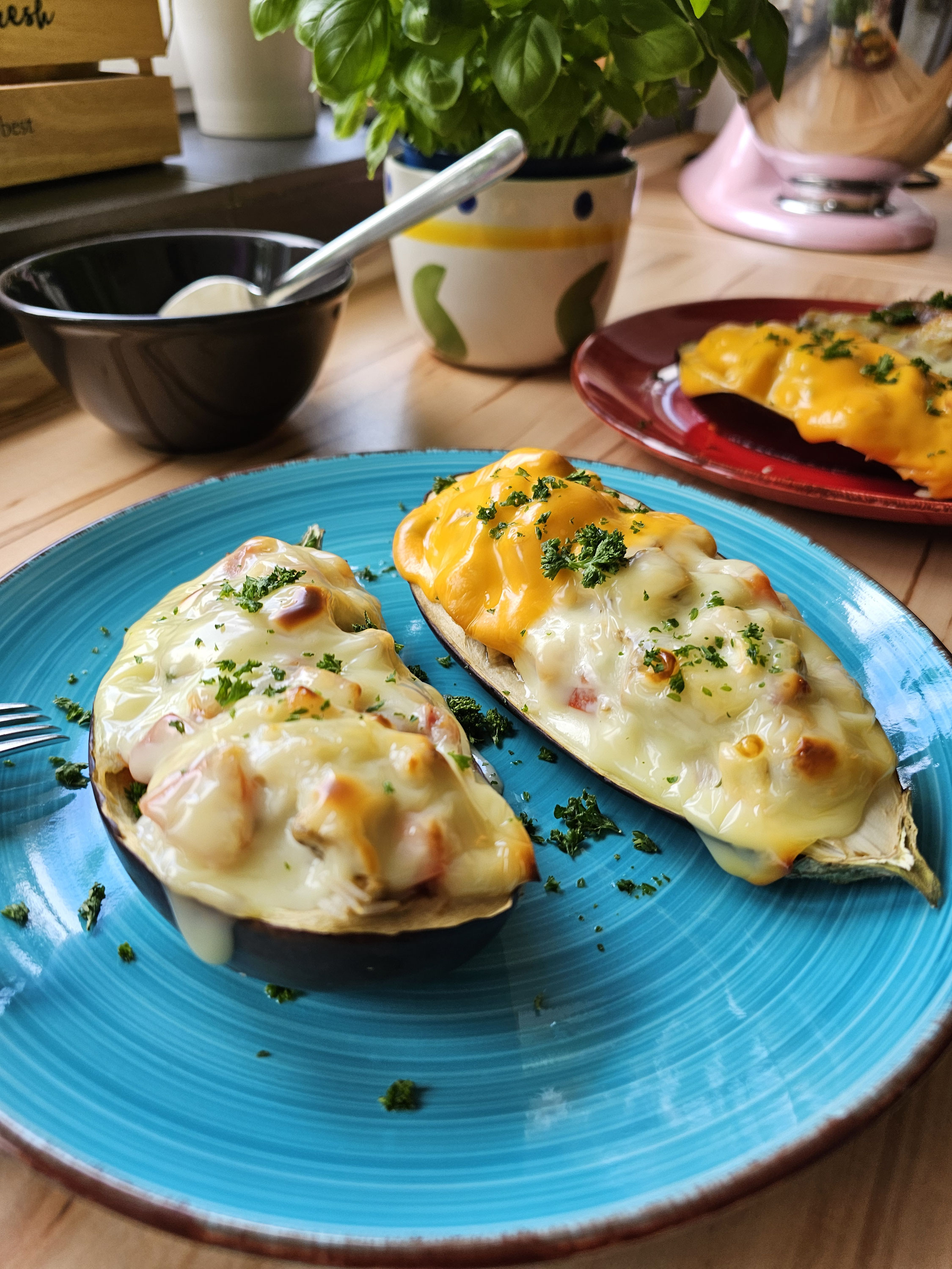 Gefüllte Auberginenhälften mit überbackenem Schmelzkäse.