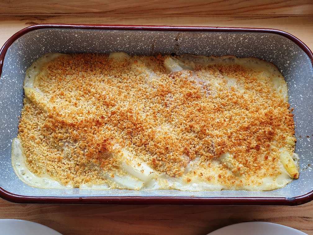Gratinierter Spargel mit goldbrauner Käse-Brösel-Kruste.
