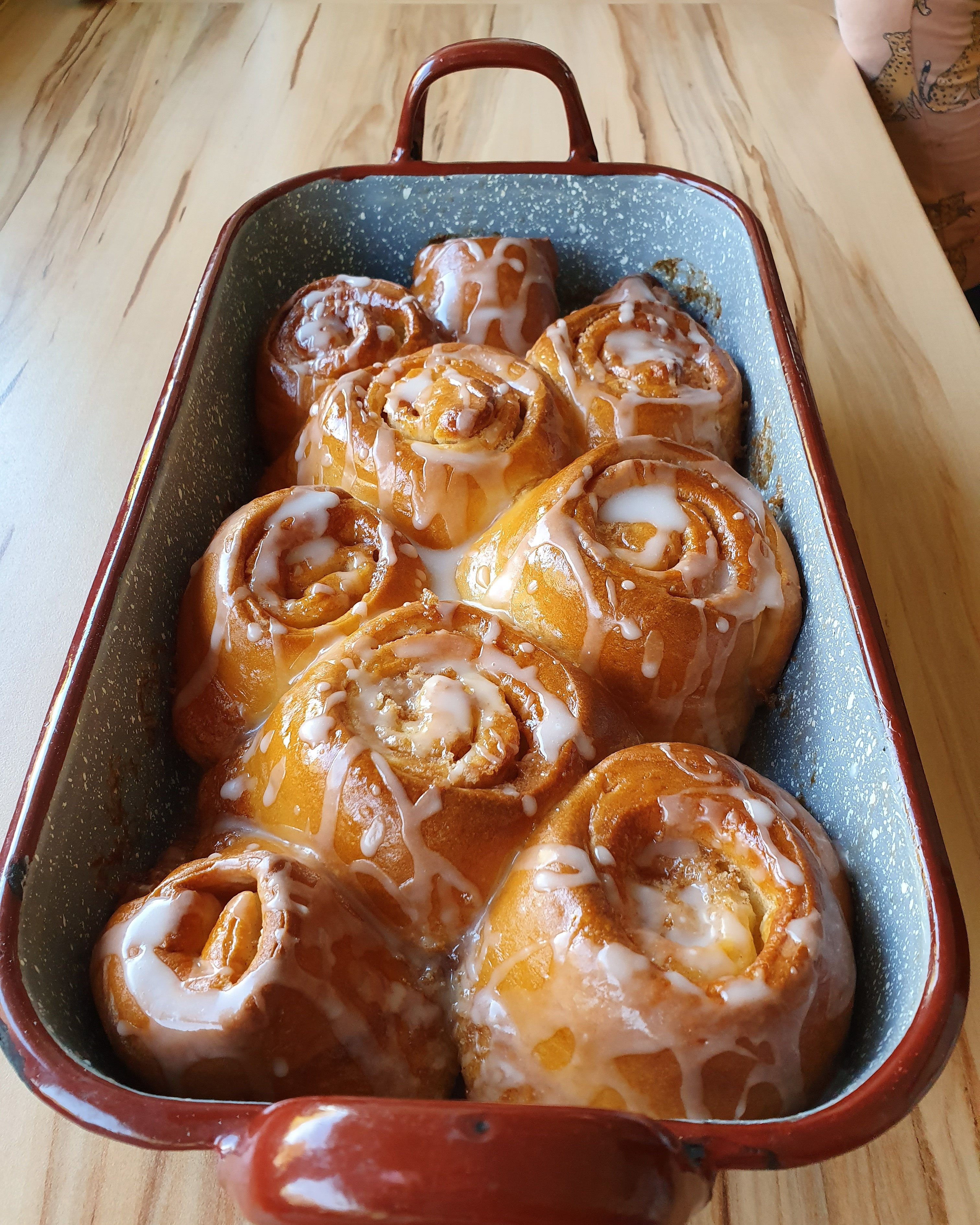 Goldbraune Zimtschnecken mit Zuckerguss.