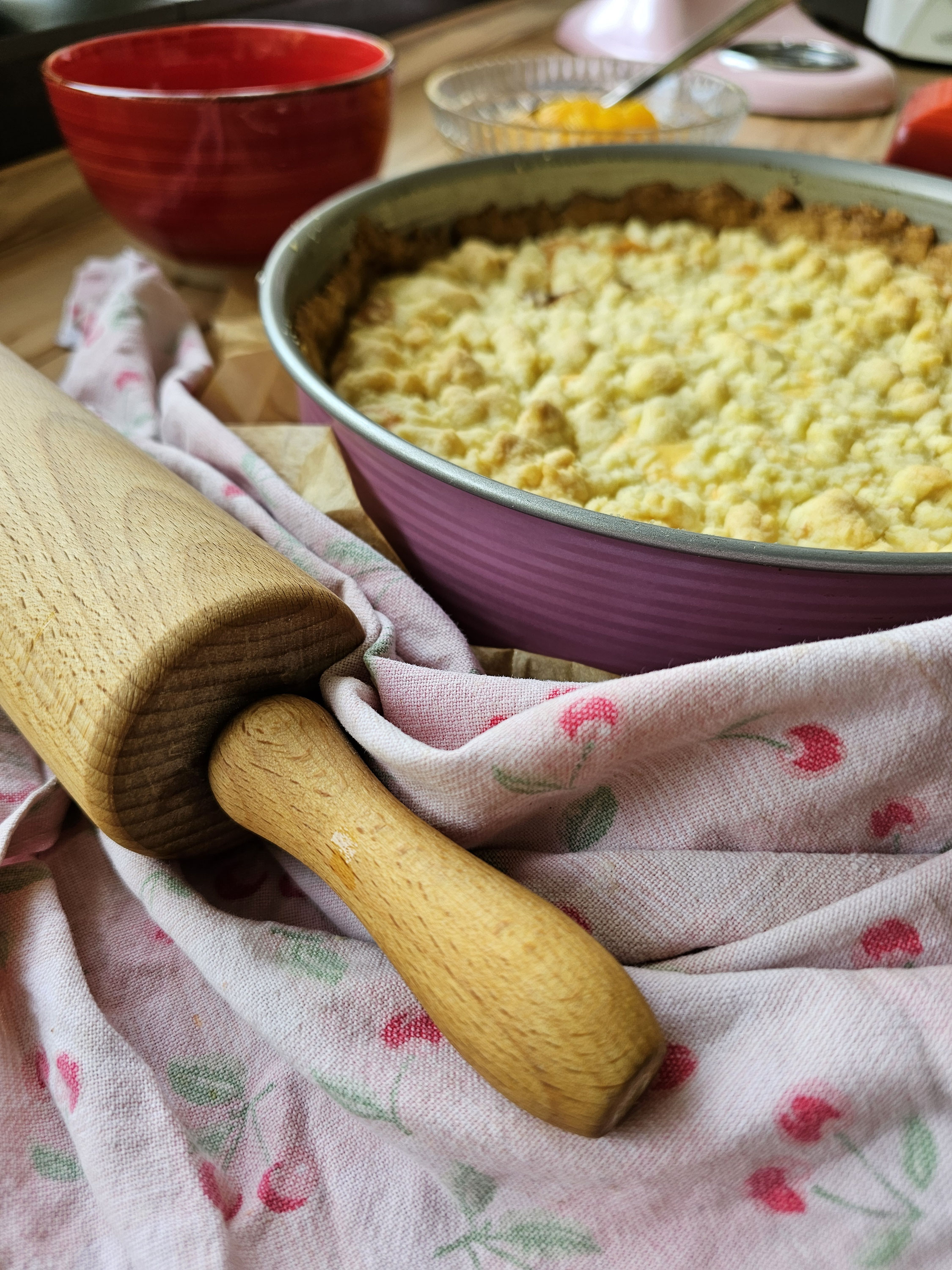 Gebackener Quark-Mandarinenkuchen mit Streuseln.