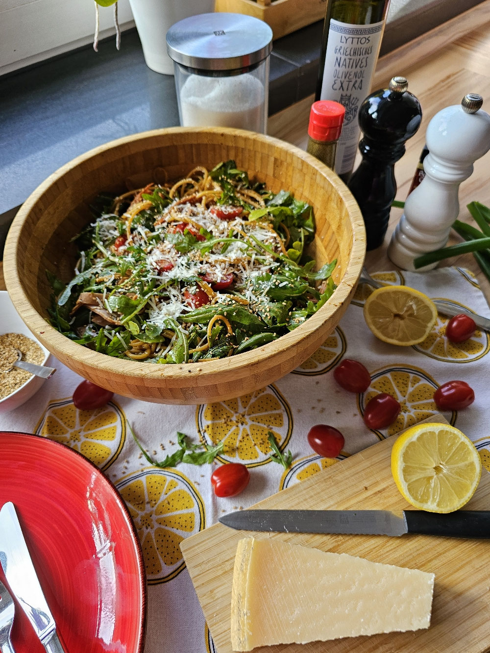 Spaghettisalat mit Schinken, Rucola, Tomaten, Parmesan und Sesam.