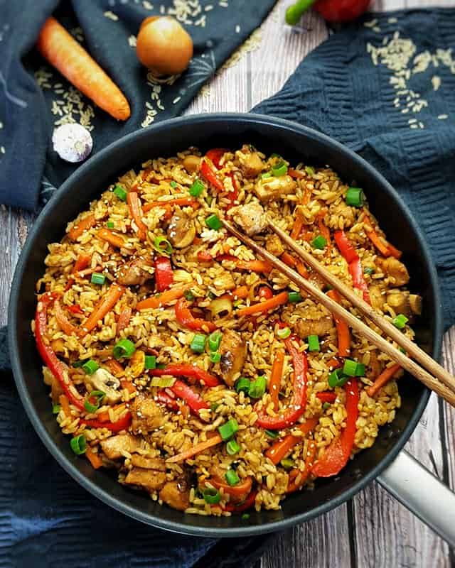 Gebratener Asia Reis mit Gemüse und Hähnchen