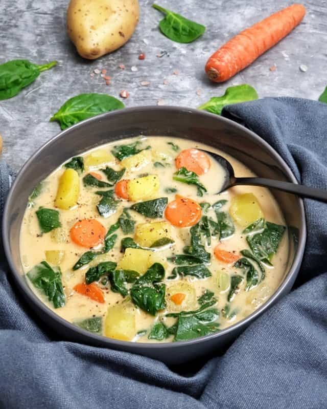 Asiatische Suppe mit Kokosmilch und Spinat